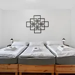Grosszuegiges Industrie Design Fuer Bis Zu 6 Personen, Naehe Messe Und Dus, Verkehrsguenstig - Familien, Gruppen Und Firmen