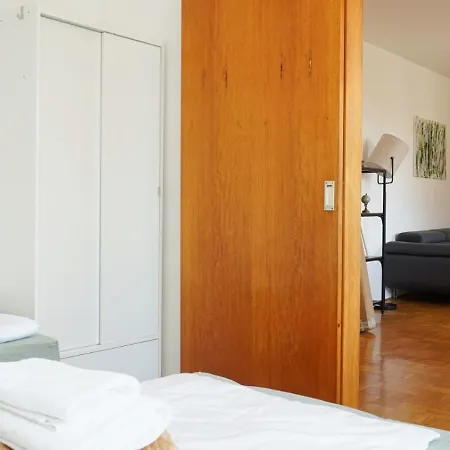 Grosszuegiges Industrie Design Fuer Bis Zu 6 Personen, Naehe Messe Und Dus, Verkehrsguenstig - Familien, Gruppen Und Firmen Appartement *