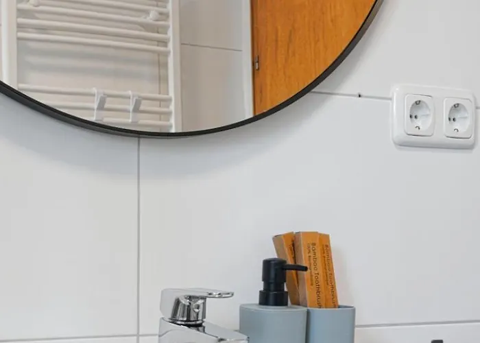 Grosszuegiges Industrie Design Fuer Bis Zu 6 Personen, Naehe Messe Und Dus, Verkehrsguenstig - Familien, Gruppen Und Firmen