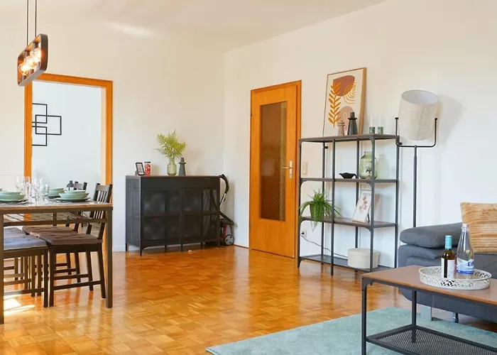 Grosszuegiges Industrie Design Fuer Bis Zu 6 Personen, Naehe Messe Und Dus, Verkehrsguenstig - Familien, Gruppen Und Firmen *